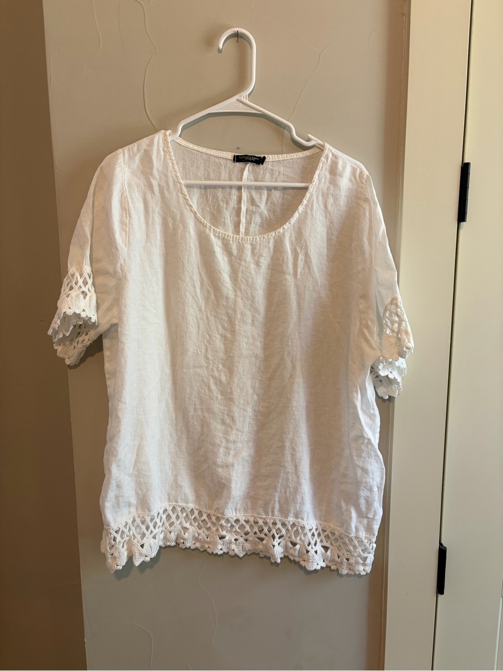Lungo L’Arno made in Italy Relaxed White Linen Top with lace Trim
